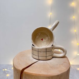 ČTVEREČKY MODELOVANÝ HRNEK 140 ml